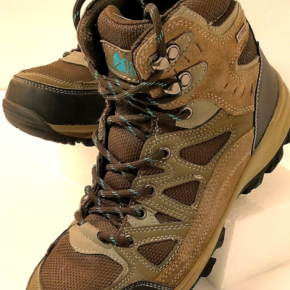 LIKE NEW DENALI  WATERPROOF WOMENS SIZE 10 HIKING BOOTS